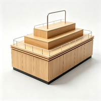 Isla de Exhibición Modular con Acabado de Madera, Estantes Escalonados y Barandas de Protección para Tiendas Minoristas