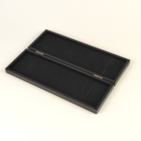 Boîte à bijoux longue en bois grainé noir avec doublure en velours, logo personnalisé, couvercle à charnière pour le rangement de colliers et bracelets, et emballage cadeau de luxe