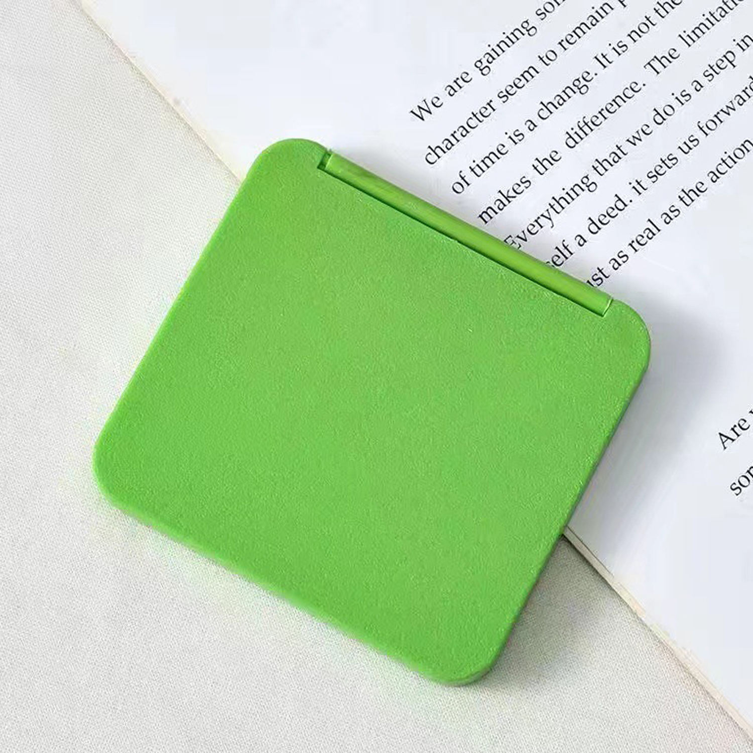 สีเขียวอ่อน