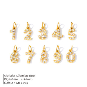 Ciondoli <span class=keywords><strong>Alfabeto</strong></span> e Numeri in Zirconia Cubica, Placcati Oro 14K PVD in Acciaio Inossidabile con Micro Pavé di Zirconi, Pendenti Iniziali per Creazione di Gioielli Fai-da-Te per Donne - Product Image 4