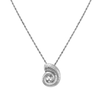 QIAOREN 11725 Collar con Colgante de Concha Retro en Relieve, Cadena de Cuerda Trenzada de Acero Inoxidable Dorado, Joyería Náutica para Chicas Occidentales