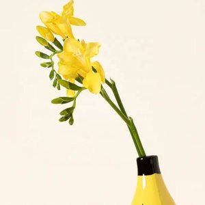 Vase en forme de banane de style minimaliste, artisanat en résine créatif pour la décoration de la maison, arrangement floral pour le salon et la salle à manger - Product Image 4