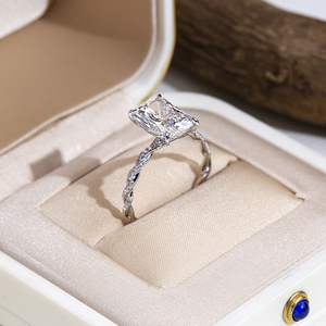 Bague de fiançailles Messi Jewelry MSR-2099 en or 18 carats avec diamant de laboratoire taille radiant - Product Image 3