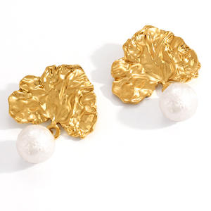 Pendientes de Hoja Chapados en Oro con Perla Colgante, Acero Inoxidable Chapado en Oro de 18k, Pendientes Finos para Uso Diario - Product Image 4