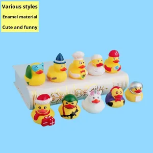 Jouet Créatif de Noël en PVC en forme de Petit Canard Jaune pour Halloween, Jouet à Presser qui Couine et qui Contient de l'Eau, Idéal pour le Bain et comme Cadeau Promotionnel - Product Image 4