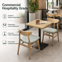 Table en bois moderne et durable pour restaurant commercial avec 4 chaises et banquette, facile à nettoyer pour café et salon de thé