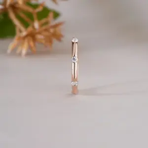 Anillo de Oro Rosa con Diamantes para Mujer, Minimalista, con Tres Piedras, Apilable, para Aniversario de Bodas - Product Image 1