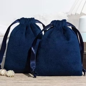Pochette de soin de la peau en velours bleu de haute qualité, sacs à bijoux en velours personnalisés avec cordon de serrage et logo - Product Image 3