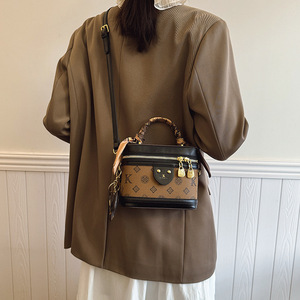 Sac à main décontracté pour femmes en cuir PU élégant de grande capacité, imperméable, à fermeture ouverte, à bandoulière - Product Image 3