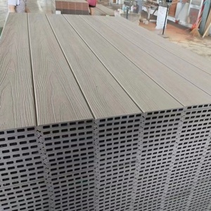 Lames de clôture en WPC co-extrudé <span class=keywords><strong>anti</strong></span>-eau, clôture composite en WPC à grain de <span class=keywords><strong>bois</strong></span> pour la décoration extérieure des jardins - Product Image 4