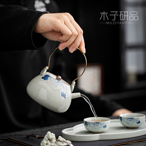 Théière Shangyan en céramique bleue et blanche avec motif pivoine et couvercle pour servir le thé - Product Image 2