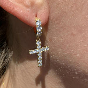 Colgante Cruz Dorada de Oro Sólido de 18K con Diamantes Redondos Engastados, Joyería Fina Religiosa Cristiana Unisex, Pendientes de Botón - Product Image 4