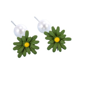 Pequeños pendientes de flores de sol pendientes de gancho de pendientes para niñas - Product Image 1
