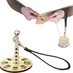 Soporte de hilo portátil de madera para muñeca con correa ajustable para herramientas de tejido y ganchillo - Product Image 1