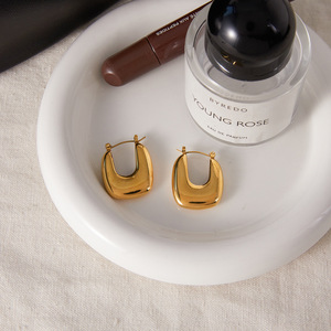 Boucles d'oreilles créoles en forme de U en acier inoxydable poli, design géométrique, pour femmes, bijoux tendance - Product Image 4