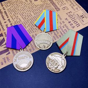 Medallas de Metal Personalizadas al por Mayor, Bañadas en Oro (Conmemorativas Soviéticas de Praga), Personalizables con Esmalte Duro e Impresión UV Artística - Product Image 3