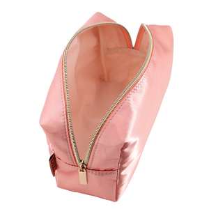 Nouveau design <span class=keywords><strong>de</strong></span> <span class=keywords><strong>tissu</strong></span> satiné <span class=keywords><strong>de</strong></span> soie brillant Organisateur <span class=keywords><strong>de</strong></span> <span class=keywords><strong>toilette</strong></span> cosmétique <span class=keywords><strong>de</strong></span> maquillage Sac <span class=keywords><strong>de</strong></span> beauté à fermeture éclair Pochette cadeau <span class=keywords><strong>de</strong></span> maquillage avec logo personnalisé - Product Image 4