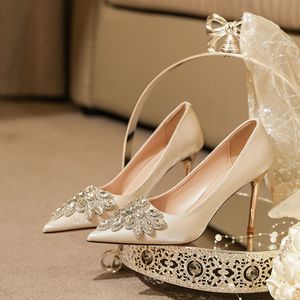 9888A-072 Chaussures de mariée à talons aiguilles en satin et strass, bout pointu, talons hauts - Product Image 1