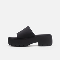 Sandales compensées pour femmes Xinzirain en cuir PU noir personnalisé, à bout ouvert, avec semelle épaisse et design éternel