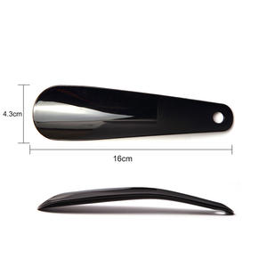 Vente en gros Chausse-pied en plastique durable Lève-chaussures portable à usage domestique quotidien enfants adultes petit outil d'aide à la chaussure facile à porter - Product Image 6