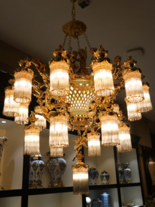 Lámpara Colgante <span class=keywords><strong>de</strong></span> Lujo para Decoración <span class=keywords><strong>de</strong></span> Mansiones con Fundición a <span class=keywords><strong>la</strong></span> <span class=keywords><strong>Cera</strong></span> Perdida en Latón, 19 Estatuas <span class=keywords><strong>de</strong></span> Ángeles y Detalles en Cerámica y Vidrio - Product Image 1