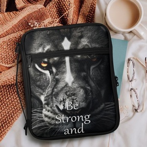 Bolsas de diseñador de artículos de lujo Venta al por mayor Dios personalizado está con ella. Ella no se caerá Fundas bíblicas Bolsa con correa para el hombro Bolsa impermeable para leer Bolsa conveniente - Product Image 3