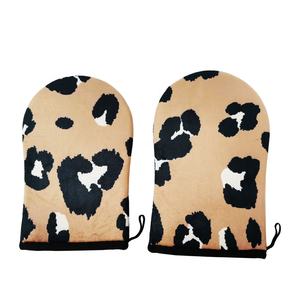 Applicateur de mitaines autobronzantes en velours <span class=keywords><strong>Gant</strong></span> de bronzage sans soleil imprimé léopard en fibre SPA Gants de bronzage à motif marron - Product Image 4