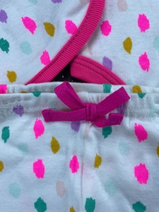 Conjunto de tres piezas original para bebé niña 2026: mono, pantalón y camiseta de algodón de punto con diseño estampado y etiqueta en el cuello. - Product Image 4