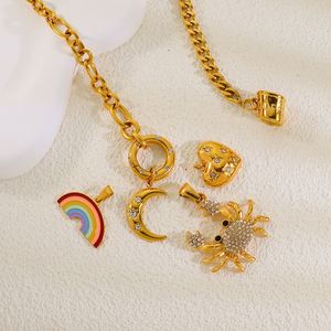 Pendentifs plaqués or, étiquette blanche pour les grossistes, aspect incrustation de météorite, détails estampés avec précision. - Product Image 3
