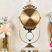 Horloge à pendule rétro européenne avec base en marbre blanc naturel, horloge de table en métal à quartz silencieuse, décoration luxueuse