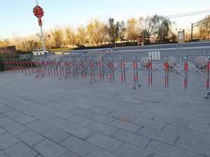 स्टेनलेस स्टील बोलार्ड ट्रैफिक बैरियर रिट्रेटेबल मोबाइल सेफ्टी रोड ब्लॉक कैस्टर्स टेलीस्कोपिक गारंटर लाइट भीड़ नियंत्रण - Product Image 4