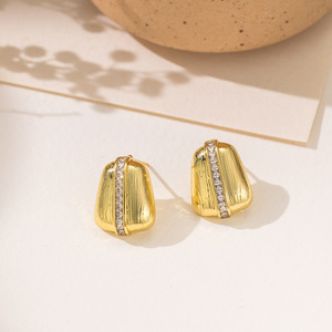 Boucles d'oreilles clous géométriques en or avec zircon incrusté, serti clos, bijoux tendance pour femmes - Product Image 4