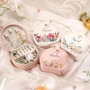 Boîte à bijoux en cuir personnalisée avec nom et fleur de naissance, étui de voyage demi-lune sur mesure pour cosmétiques et colliers, idéal pour mariage et fête nuptiale - Product Image 2
