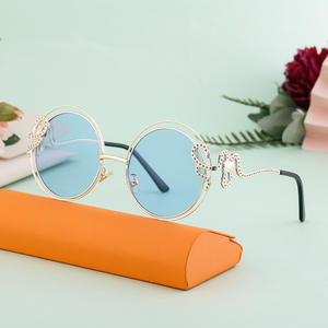 Gafas de Sol Redondas Doradas con Protección UV400, Lentes de PC, Estilo Instagram, Gafas de Moda Urbana para Mujer, Modelo YZ-1999 - Product Image 4