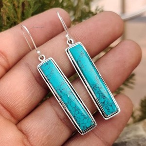 Orecchini Pendenti Lunghi Stile Vintage Reale con Finitura Dorata e Pietra Blu Decorata, Eleganti Orecchini da Donna - Product Image 5