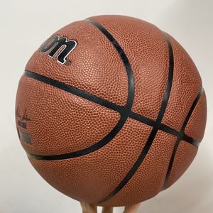 Balón de baloncesto oficial de cuero PU de alta calidad, fabricado a medida para entrenamiento y competición al aire libre. - Product Image 1