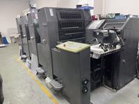 Machine d'impression offset semi-automatique PM52-4 d'occasion hautement productive, 4 couleurs, état comme neuf