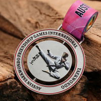 Versilberte 3D-Farbsprüh-Kick-Pose-Logo 360-Grad-drehbare Taekwondo-Medaillen aus Emaille-Metall-Zinklegierung, individuell anpassbare Medaille