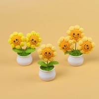 Tournesol souriant tricoté à la main en pot, objet décoratif mignon, cadeau de fleur artificielle tricotée pour la fête des enseignants