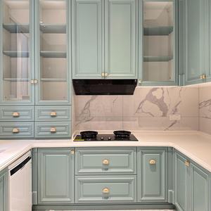 Ensemble d'armoires de <span class=keywords><strong>cuisine</strong></span> sur mesure en bois laqué, plan de travail en pierre, avec vitrine en verre vert menthe, design à fermeture douce - Product Image 2