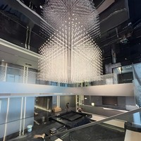 Grand lustre LED ANNO avec design étoilé multi-couches, luminaire suspendu en cascade personnalisé pour atrium à plafond haut