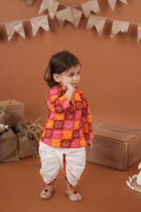 ชุดคุรตะผ้าฝ้ายแท้พิมพ์ลาย Bandhani สำหรับเด็กผู้ชาย พร้อมกางเกง Dhoti - Product Image 1