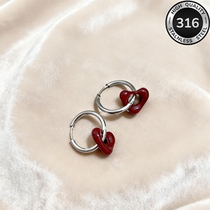 Juego de pendientes de acero de titanio con forma de corazón rojo, aretes retro franceses con diseño de corazón y efecto de goteo de aceite, exquisitos y de nicho transfronterizo. - Product Image 3