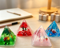Porte-stylo en acrylique pyramidal personnalisé OEM avec figurine flottante, papeterie de bureau, cadeau promotionnel