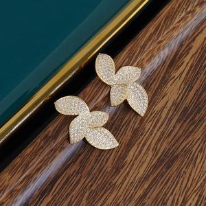 ต่างหูเพชรเม็ดเล็กทรงกลีบดอกไม้ สไตล์เกาหลี หรูหรา ดีไซน์เฉพาะกลุ่ม ระดับไฮเอนด์  เครื่องประดับอินเทรนด์ใหม่ - Product Image 4