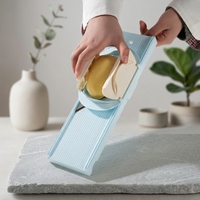 Middelgrote Julienne-snijder 2-in-1 Handmatige Professionele Groentenmandoline Snijder met Handbeschermer, Verstelbare Dikte, Vaatwasserbestendig