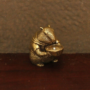 Estatua Moderna Artística de Marmota en Latón - Adorno Metálico para Escritorio y Regalo Coleccionable, con Detalles en Letterpress - Product Image 3
