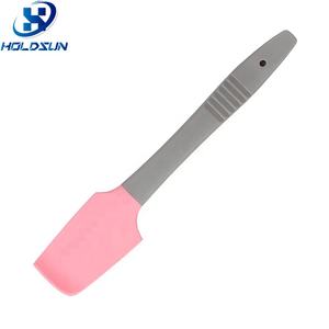 Mezclador antiadherente de grado alimenticio resistente al calor de Color personalizado, cuchara de hielo, espátula raspadora de crema de silicona en ángulo con mango de abrelatas - Product Image 3