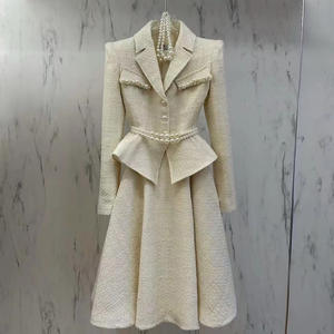 Костюм женский из двух предметов: элегантный жакет с бисером и твидовая юбка с завышенной талией. Новинка осенне-зимней коллекции от собственного производителя. - Product Image 1