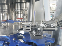Machine de bouchage automatique pour bouteilles en PET avec couvercle à vis en PE